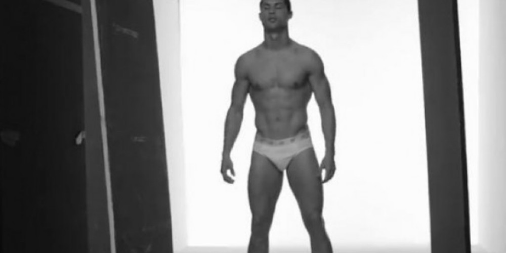 Ronaldo se desnuda para presentar su l&iacute;nea de ropa interior