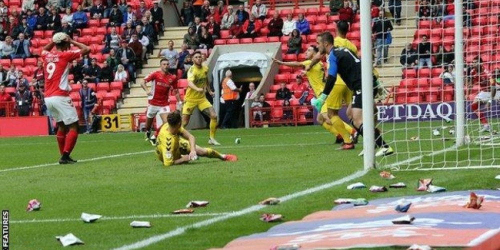 Hinchas del Charlton protestaron en contra de su presidente arrojando papas fritas al campo de juego 