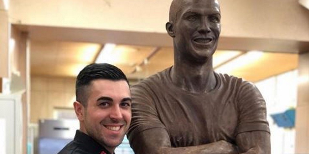 Crearon una estatua de chocolate de Cristiano Ronaldo que pesa 120 kilos y mide como &eacute;l