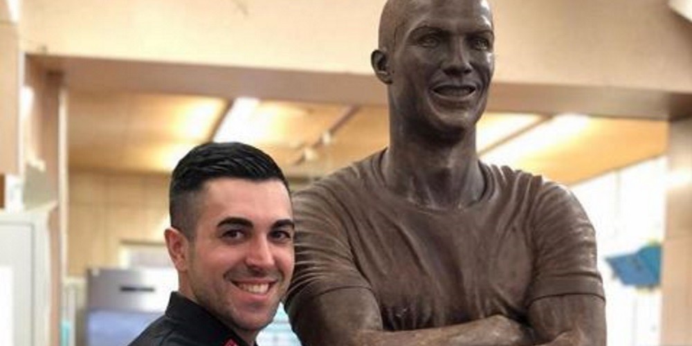 Crearon una estatua de chocolate de Cristiano Ronaldo que pesa 120 kilos y mide como él