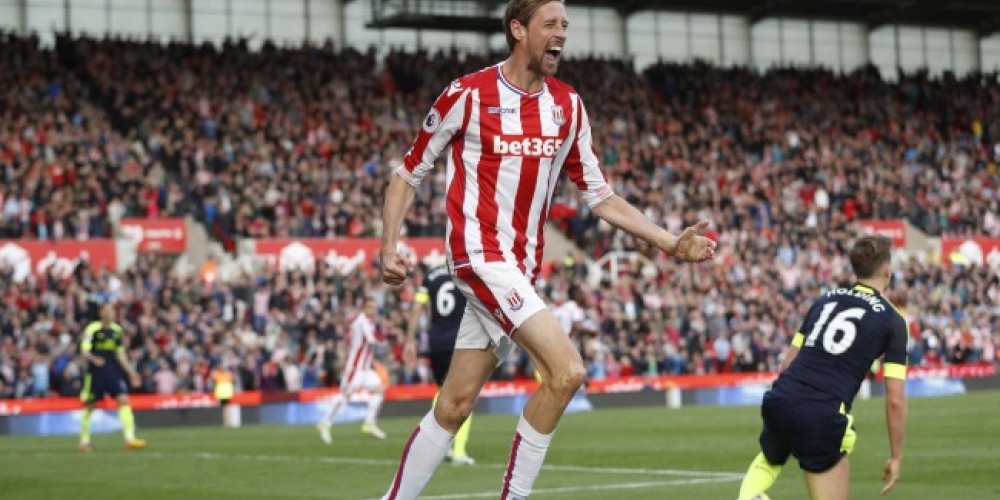 Las anécdotas de Peter Crouch, el delantero que con 37 años continúa jugando en la Premier League