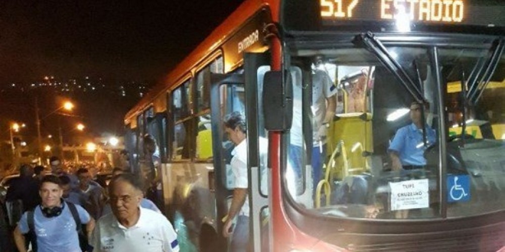 Se rompió el micro y los jugadores del Cruzeiro tuvieron que llegar en el 517 a la cancha