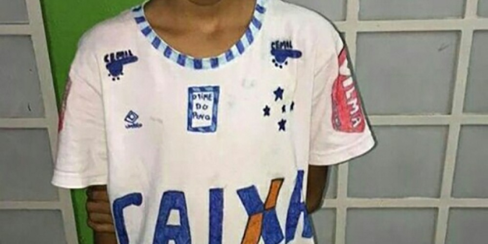 El niño que dibujó su propia camiseta del Cruzeiro con fibrones