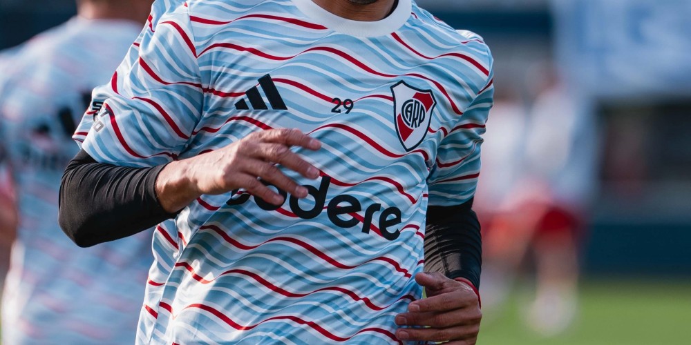 ¿Cuál es el motivo histórico que inspiró la camiseta pre partido de River?