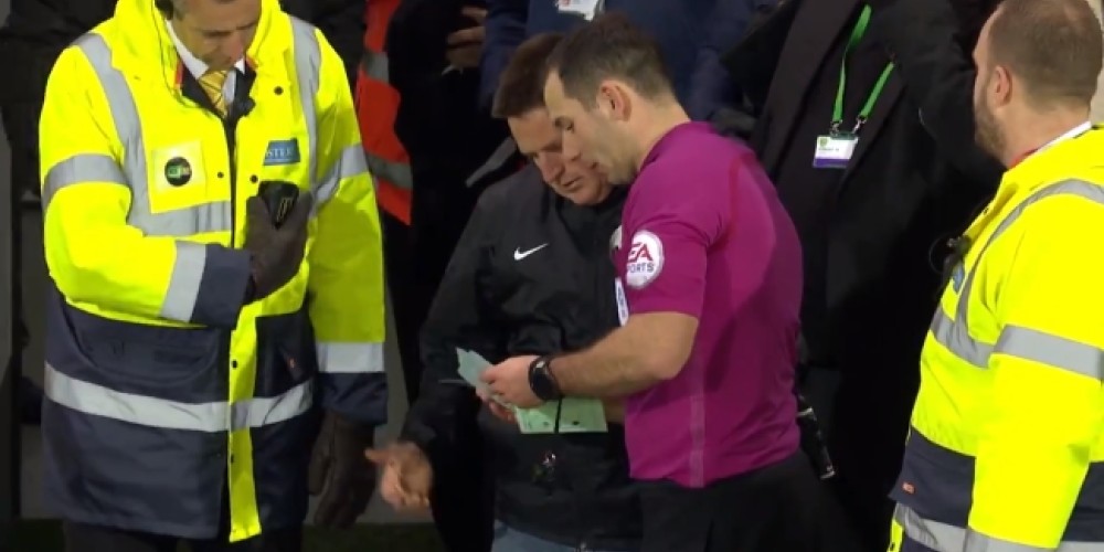 En Inglaterra se lesionó el juez de línea y un hincha entró para reemplazar al cuarto árbitro