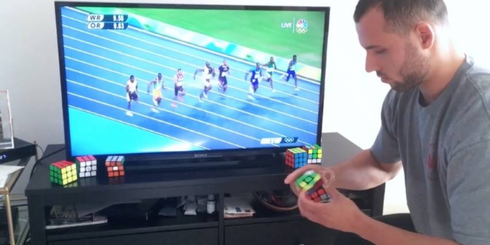 Un joven armó el cubo mágico más rápido que lo que corrió Bolt