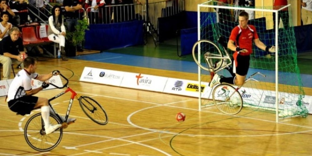 Cycleball, el fútbol en bicicleta que tiene su propio mundial