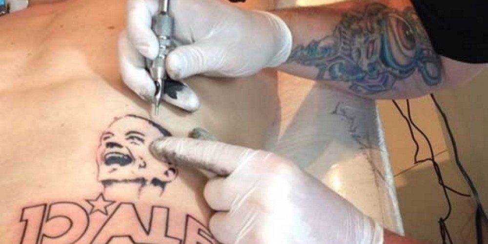 El logo en la piel; D&rsquo;Alessandro se tatu&oacute; a su propia marca