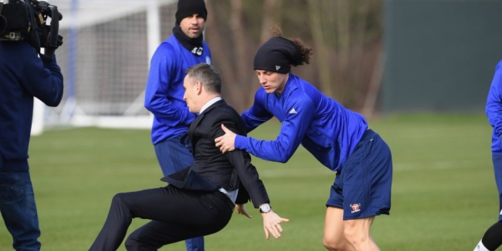 David Luiz derrib&oacute; a un presentador de televisi&oacute;n en vivo