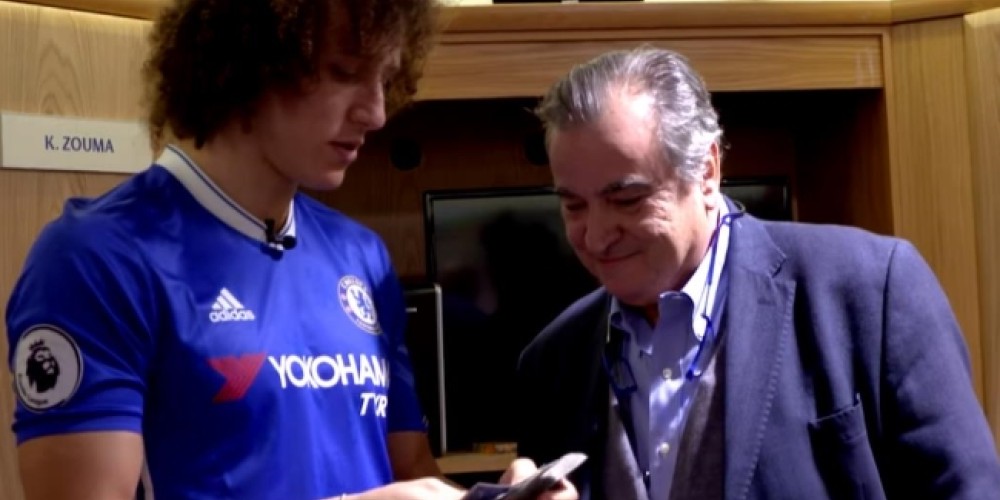 David Luiz sorprende al vestuario con un truco de magia