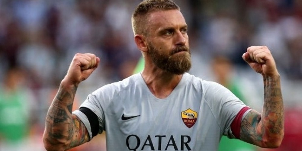 La Serie A proh&iacute;be las cintas de capitanes personalizadas y De Rossi sorprende con un dise&ntilde;o especial en su interior