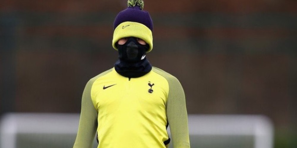 Dele Alli lució una llamativa máscara para protegerse del frío en los entrenamientos