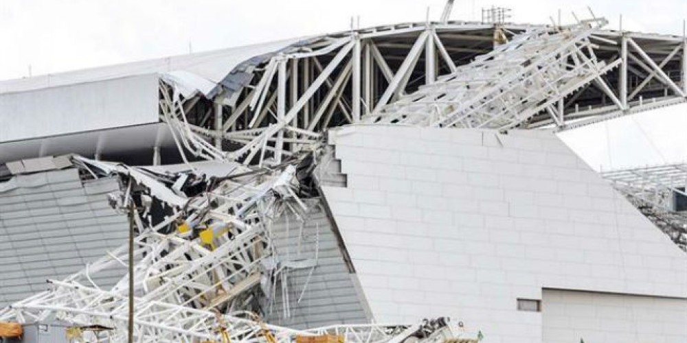 Dos muertos por el derrumbe del techo del estadio inaugural de Brasil 2014