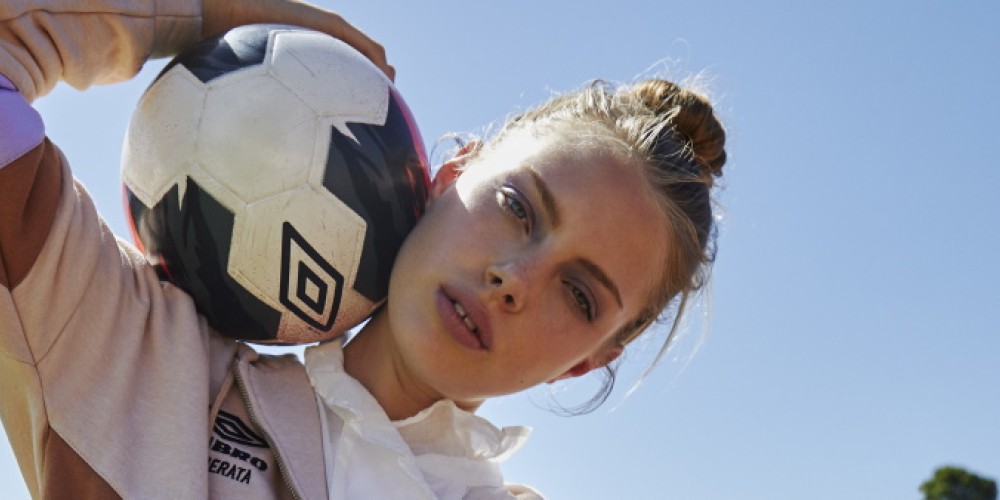 Umbro y Desiderata lanzan una c&aacute;psula inspirada en el f&uacute;tbol femenino