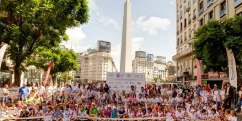 Más de 300 chicos festejaron el Día Mundial del Tenis en el Obelisco