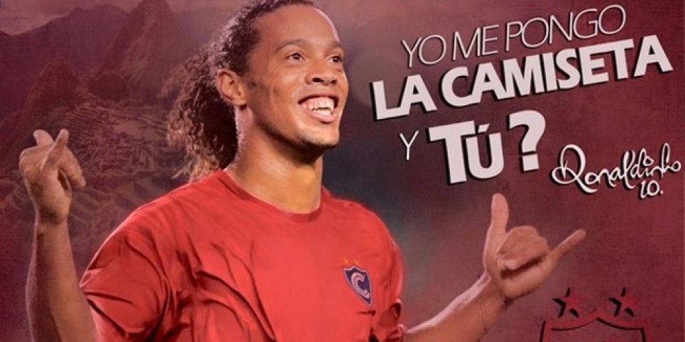 Ronaldinho llega a Per&uacute; y mostr&oacute; la camiseta especial que vestir&aacute; junto a Cienciano