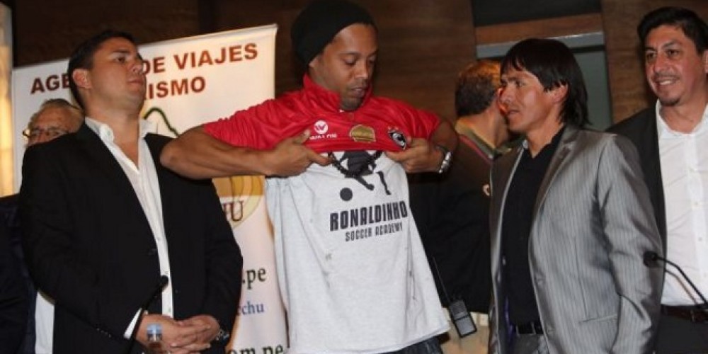Un hincha peruano sorprendi&oacute; a Ronaldinho con un emotivo regalo