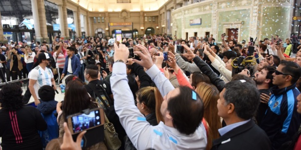 Convocado por DirecTV, R&aacute;faga enton&oacute; el Himno Nacional argentino en la estaci&oacute;n de Retiro 