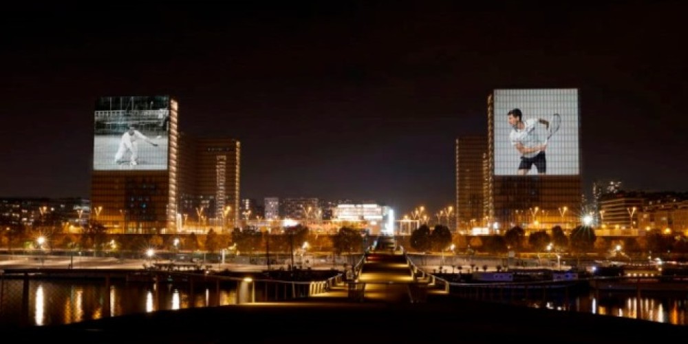 La divertida activaci&oacute;n que hizo que Djokovic jugar&aacute; al tenis desde un edificio de Par&iacute;s