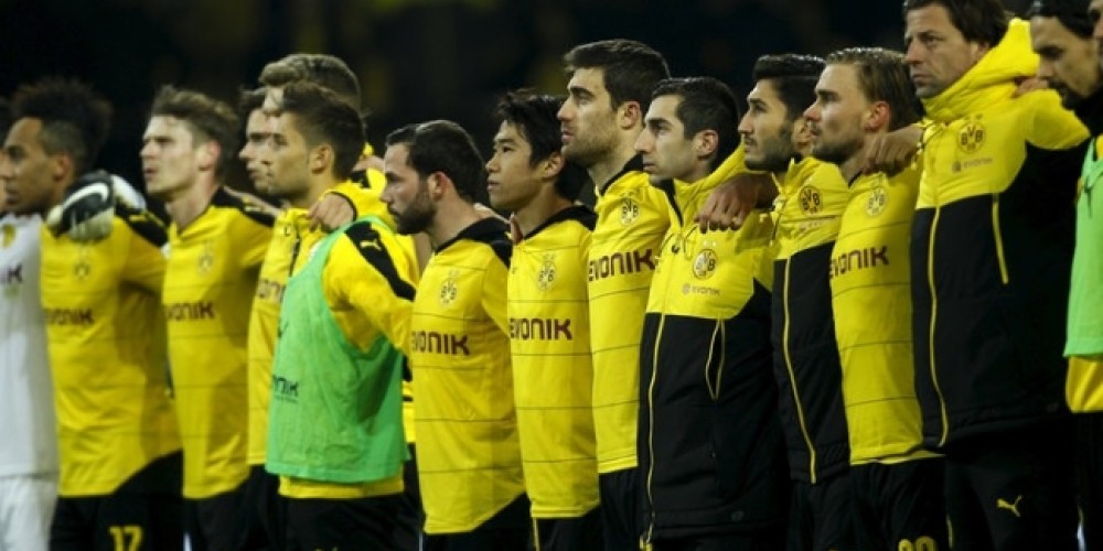 Los jugadores del Dortmund homenajearon a un hincha que muri&oacute; en el estadio