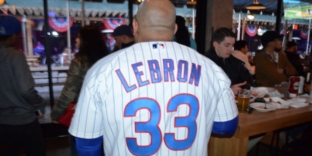 LeBron James vestir&aacute; la camiseta de un club de b&eacute;isbol tras perder una apuesta