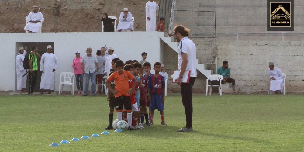 La historia del mendocino que revoluciona Omán con una escuela de fútbol