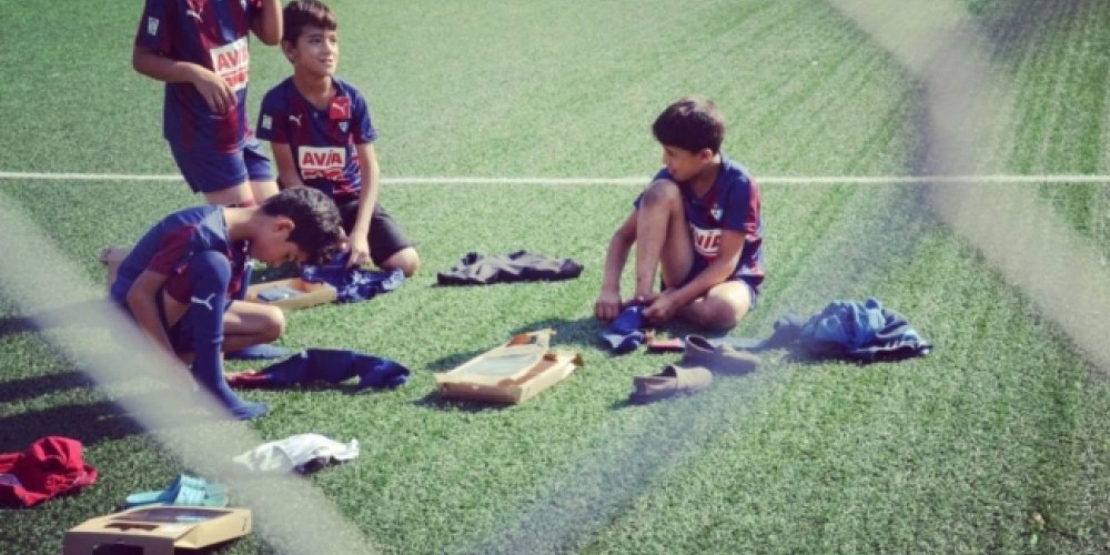 El equipo espa&ntilde;ol que dona ropa a los refugiados en Grecia 