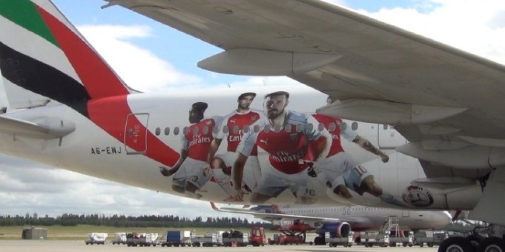 Emirates present&oacute; su nuevo Airbus A380 especialmente personalizado con jugadores del Arsenal