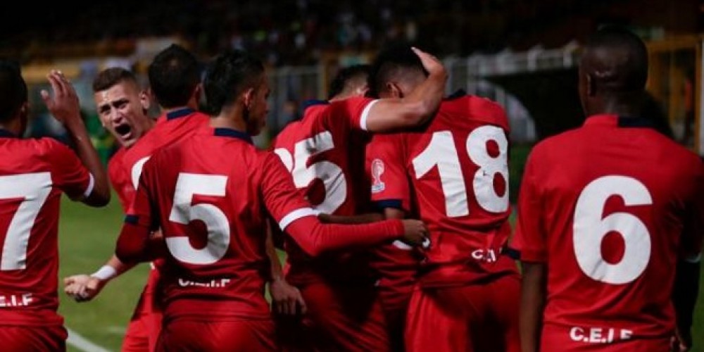 &iexcl;El uniforme m&aacute;s lindo del mundo! Presentan una indumentaria a base de emojis