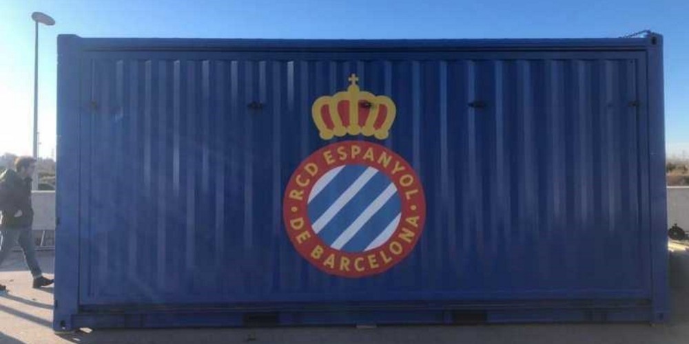 Espanyol de Barcelona inaugur&oacute; una tienda oficial hecha en un container