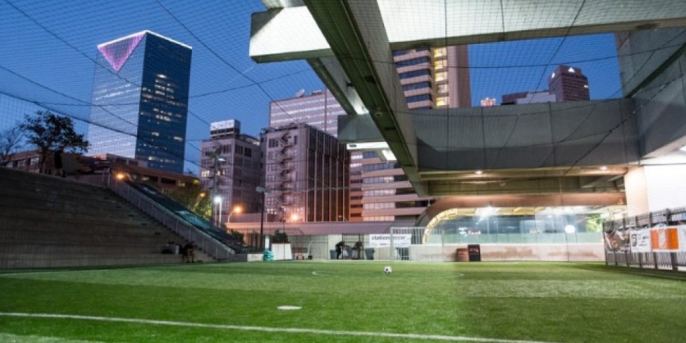 La historia de la primera cancha de fútbol en una estación de trenes