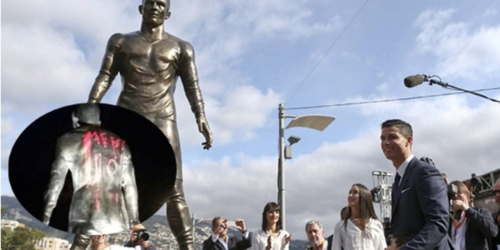 Pintaron el nombre de Messi en una estatua de Cristiano Ronaldo