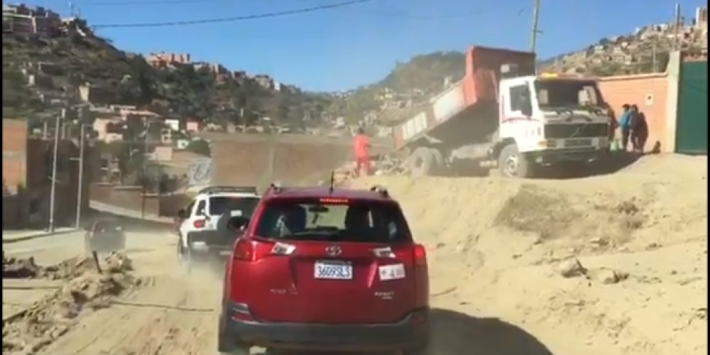 Estudiantes de La Plata y su insólita llegada al estadio en Potosí en 14 camionetas