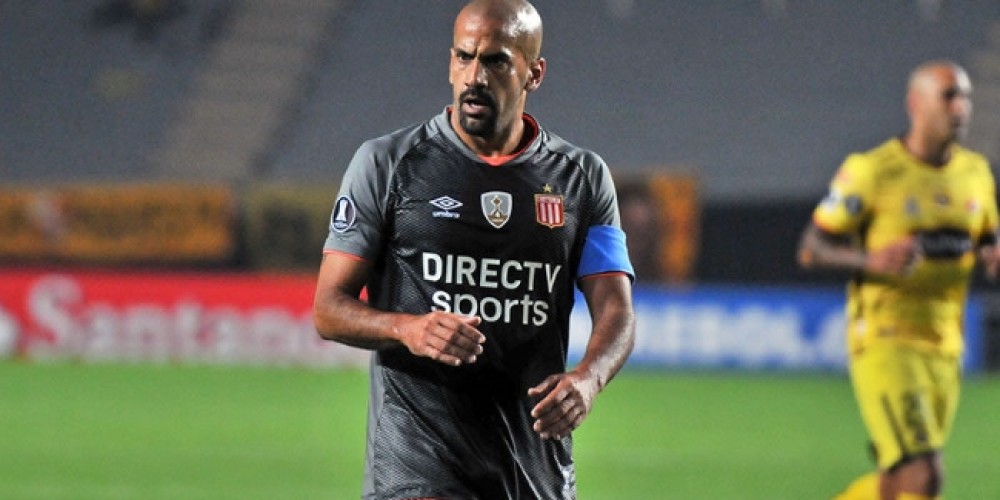 Estudiantes de La Plata presentó su nueva camiseta alternativa