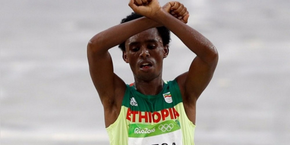 El gobierno de Etiop&iacute;a dijo que recibir&aacute; a Lilesa tras su protesta en la Marat&oacute;n