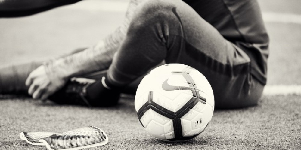 La Premier League present&oacute; su nueva pelota bajo un tradicional dise&ntilde;o