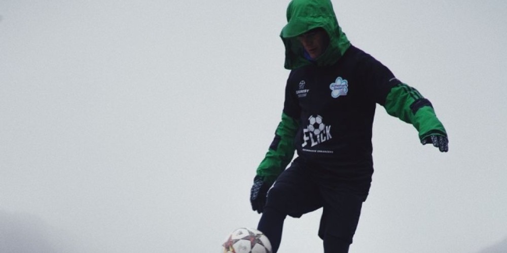 John Farnworth, el freestyler que subió el Everest sin dejar caer la pelota por fines benéficos