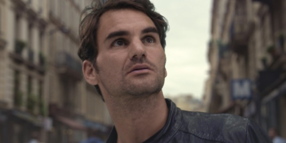 Un dinosaurio gigante persigue a Federer por las calles de Par&iacute;s en un comercial
