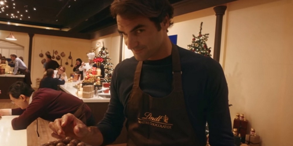 Roger Federer sorprendi&oacute; con un Mannequin Challenge en una chocolater&iacute;a