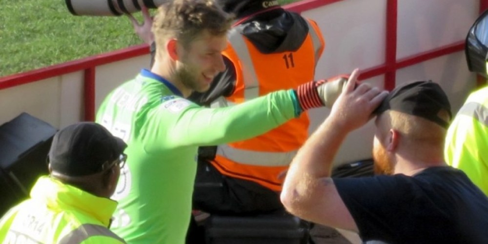 Un hincha salv&oacute; a su arquero de un papel&oacute;n al prestarle su gorra