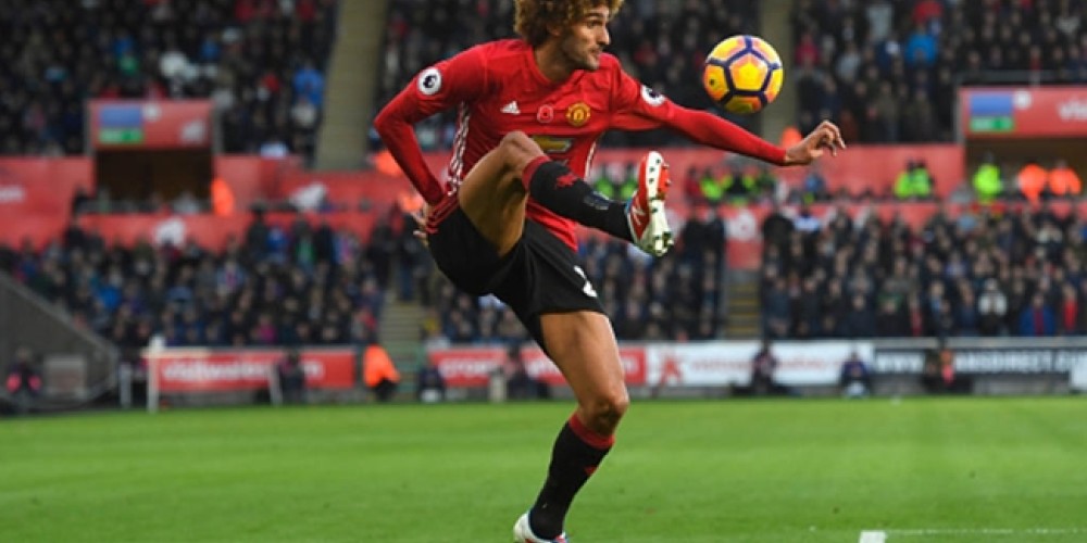 Fellaini denunció a su marca deportiva y la acusó de causarle lesiones