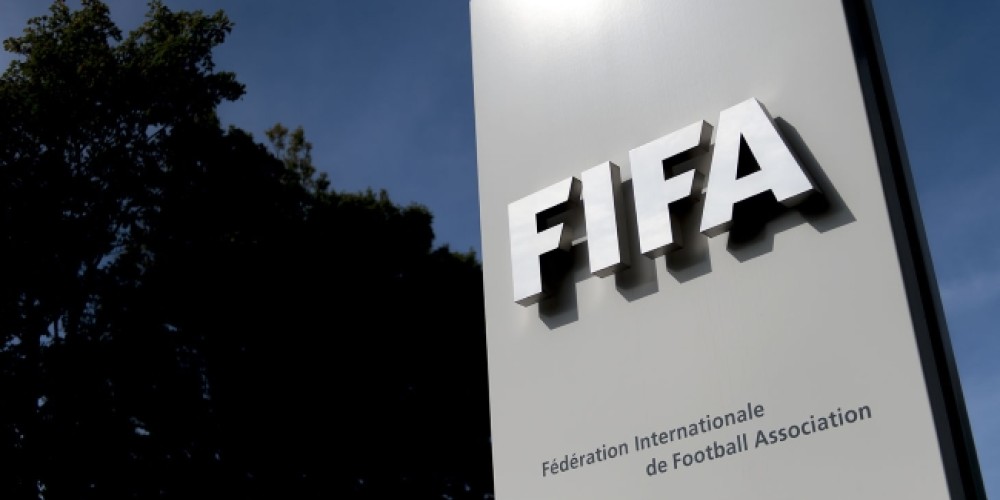 FIFA mult&oacute; a cinco federaciones latinoamericanas por cantos homof&oacute;bicos