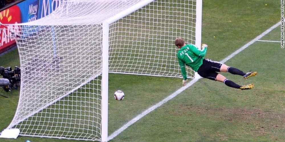 La FIFA ya eval&uacute;a incorporar la tecnolog&iacute;a para resolver jugadas dudosas