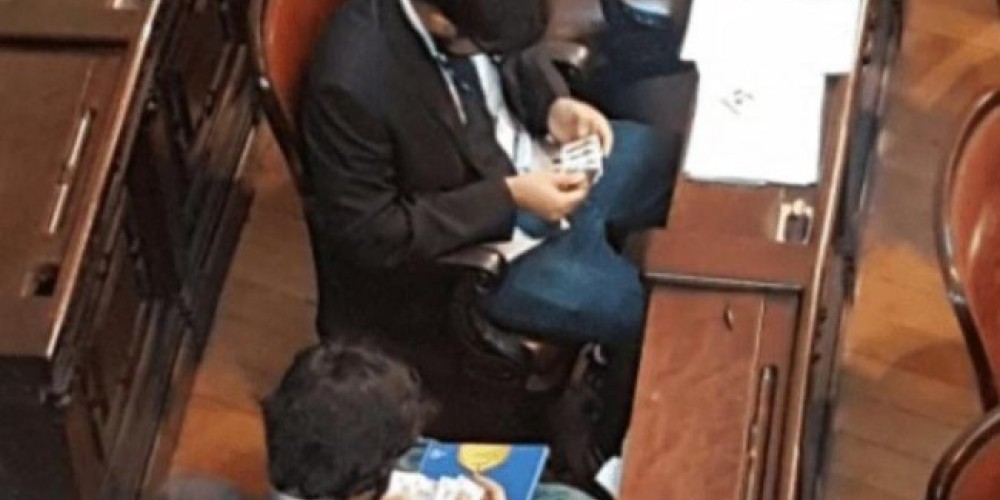 Pol&iacute;ticos brasile&ntilde;os cambiaban figuritas de Rusia 2018 en plena sesi&oacute;n parlamentaria