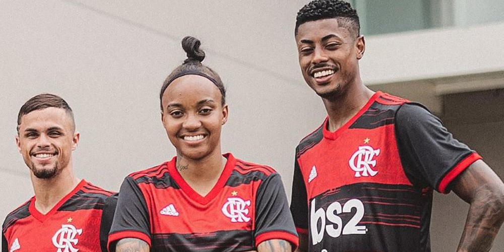 Flamengo presentó su nueva camiseta con la letra del himno estampada