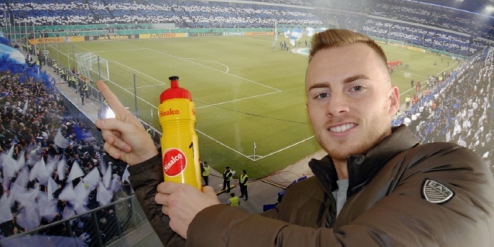 Subastan la botella de agua con la cual se distrajo el arquero protagonista del blooper del año