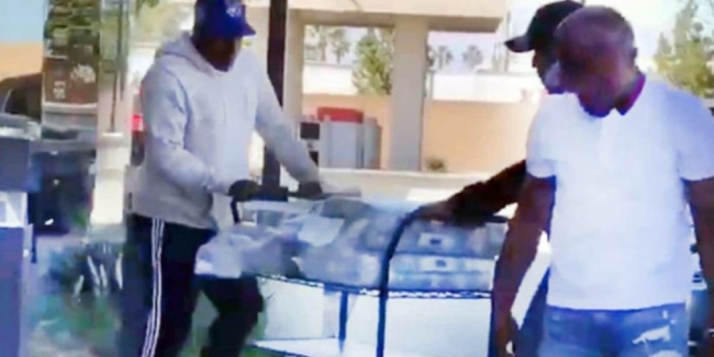 Mayweather pasea su dinero por Las Vegas camino a construir su nuevo night club