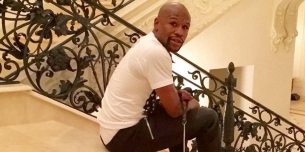 A Mayweather le regalaron un tigre para Navidad en Rusia