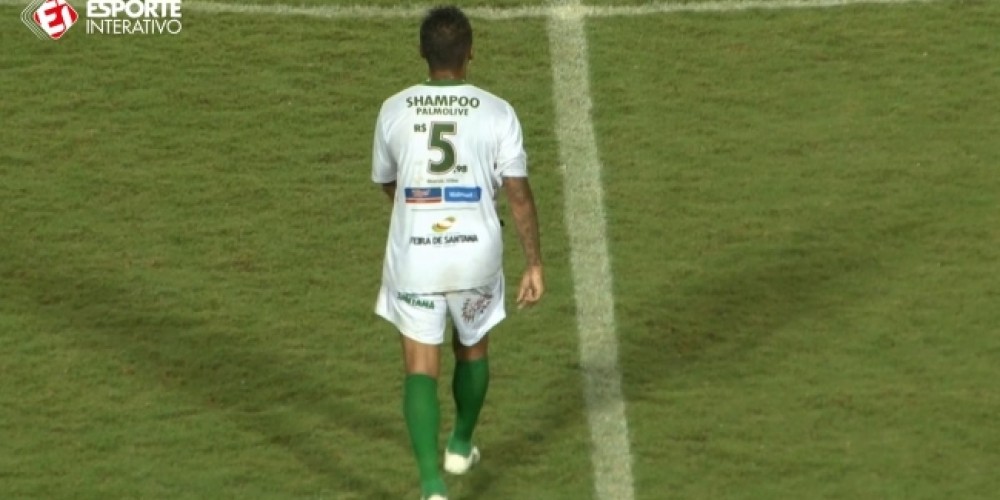 Un club brasilero estampó ofertas de un supermercado en lugar de números en su camiseta