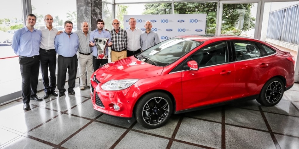 Ford premi&oacute; con un nuevo Focus a Hind&uacute; Club tras su octavo campeonato 